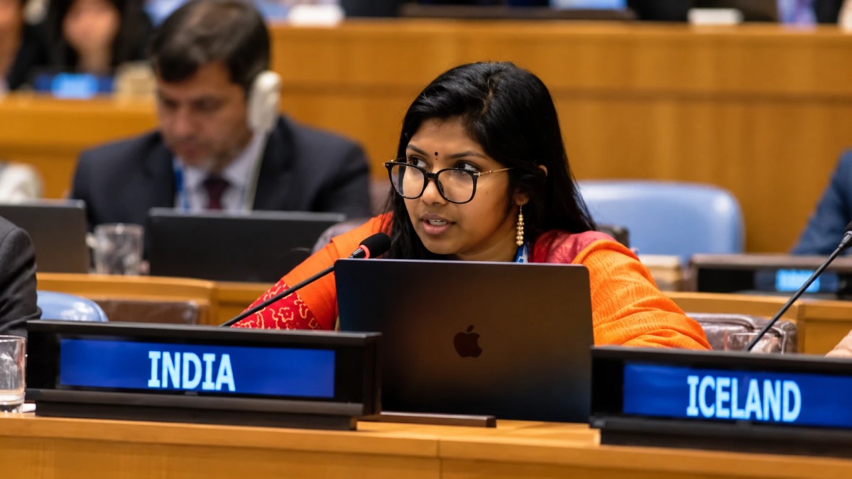 Illustration of a delegate speaking at the India desk in a United Nations committee room