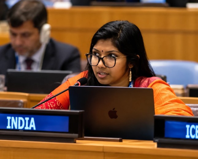 Illustration of a delegate speaking at the India desk in a United Nations committee room